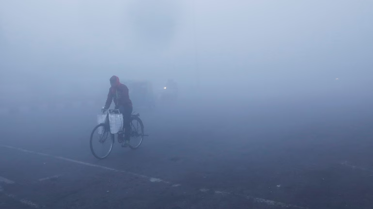 Dense Fog Blankets Delhi-NCR: 7 Big Flight Delay Alerts as IGI Airport Activates CAT III
